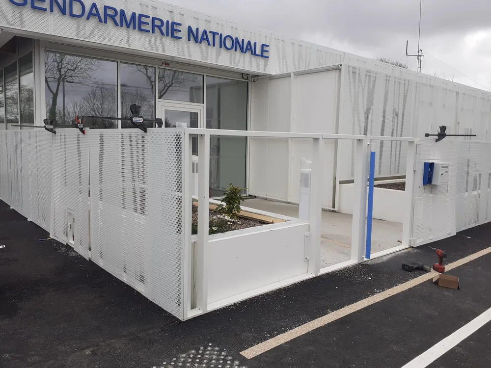 Gendarmerie de Pontchâteau, façade et clôture en tôle perforée blanche