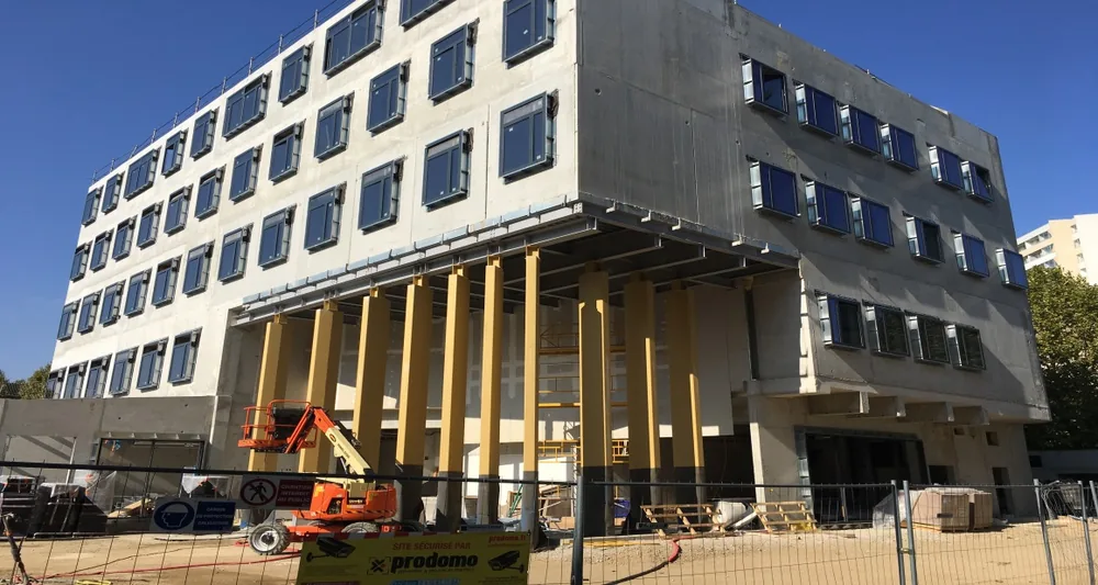 Maison des sciences de Créteil, bardage clair et panneaux de couleur