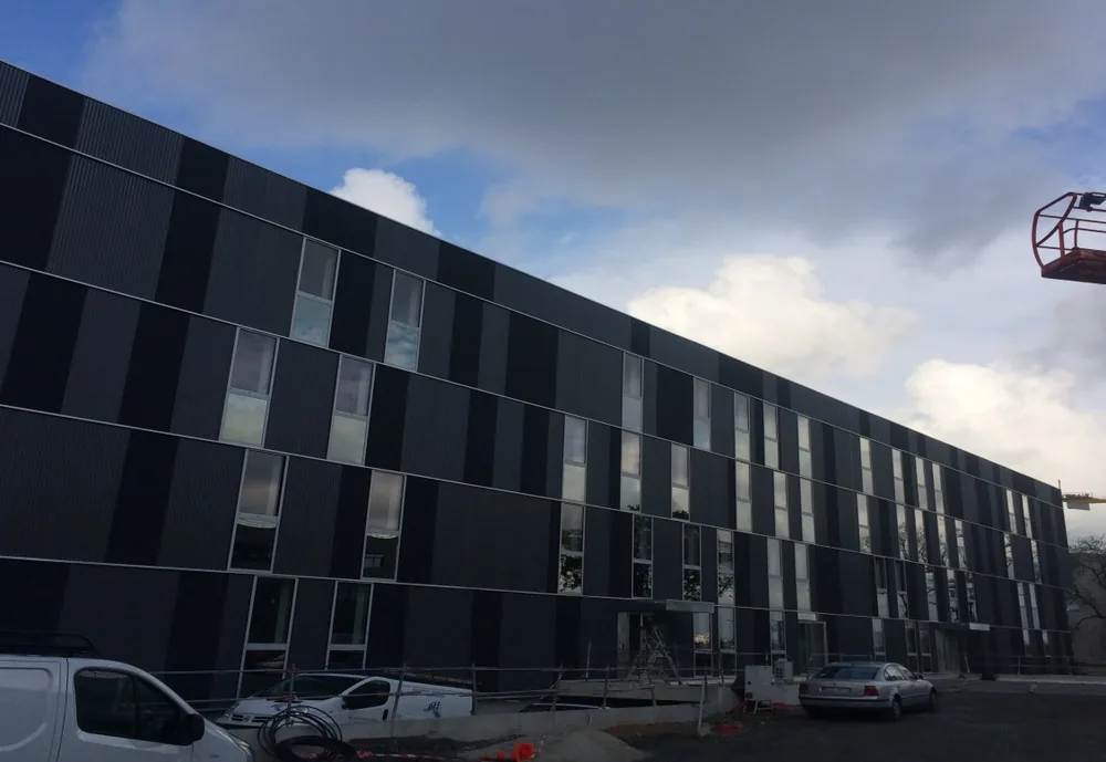 Bâtiment Opale, bardage sombre