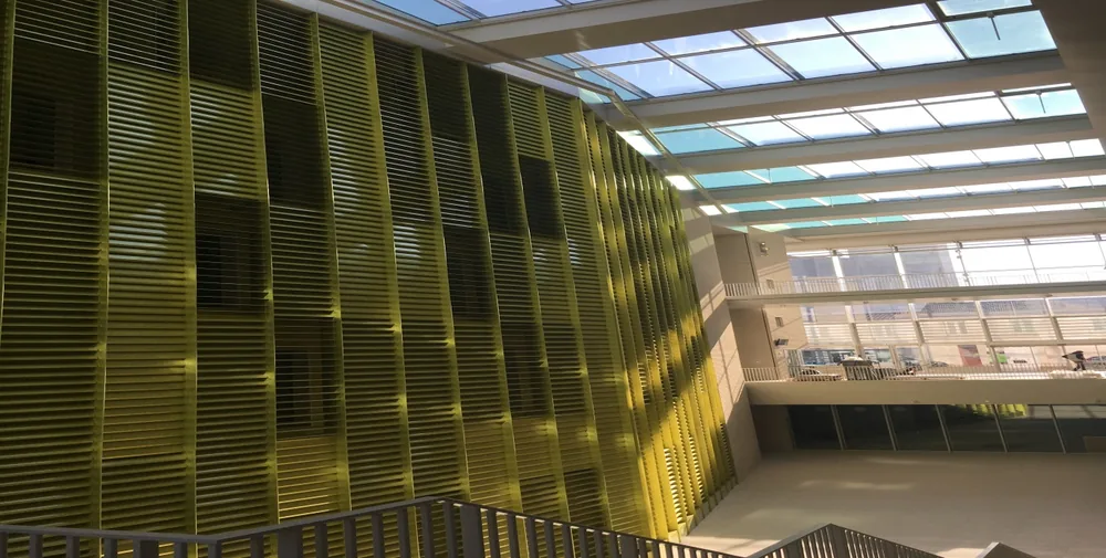 Pôle culturel de La Roche-sur-Yon, brise-soleil dorés sous la verrière